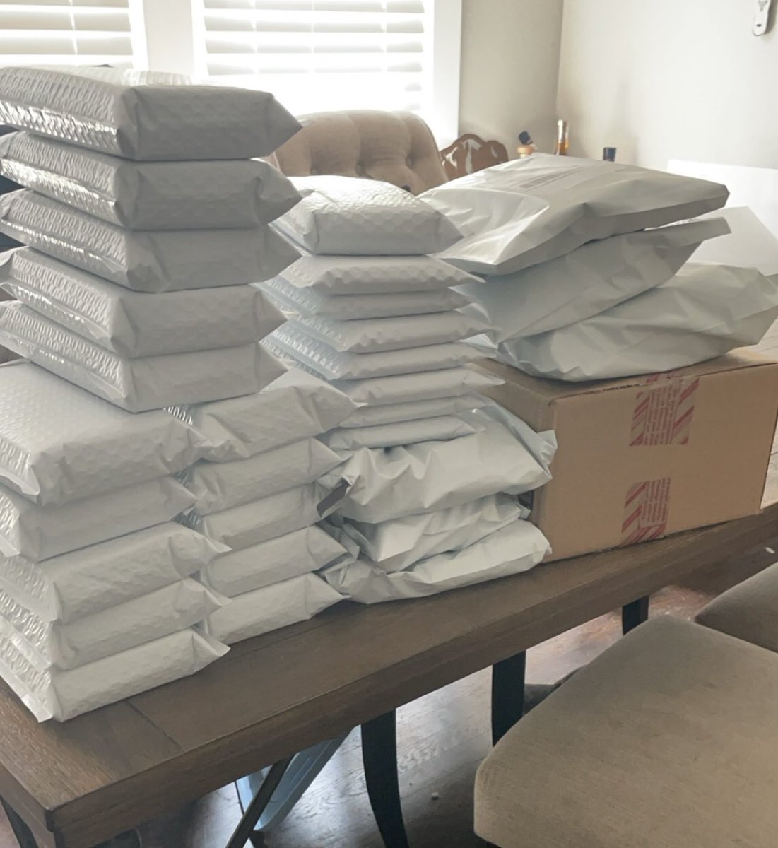 The Sunday weekend FBM orders packed + the smaller USPS ones I saved for Monday. BTS has been great, gotta keep up the sourcing to keep momentum 📈
