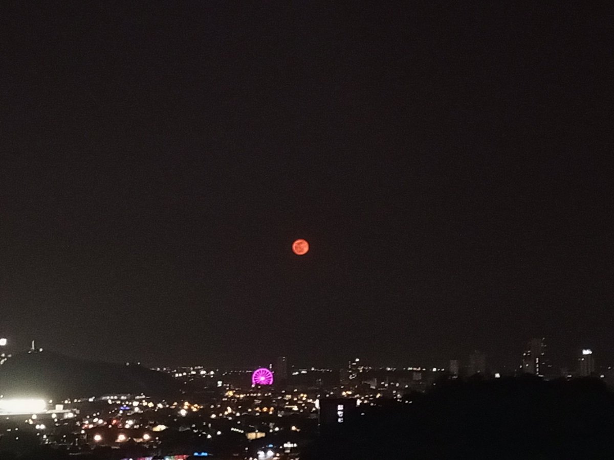 RonaldChacha4's tweet photo. La #SuperLunaAzul #SuperLunaDelEsturión 
Guayaquil https://t.co/aTe4DSViyQ
