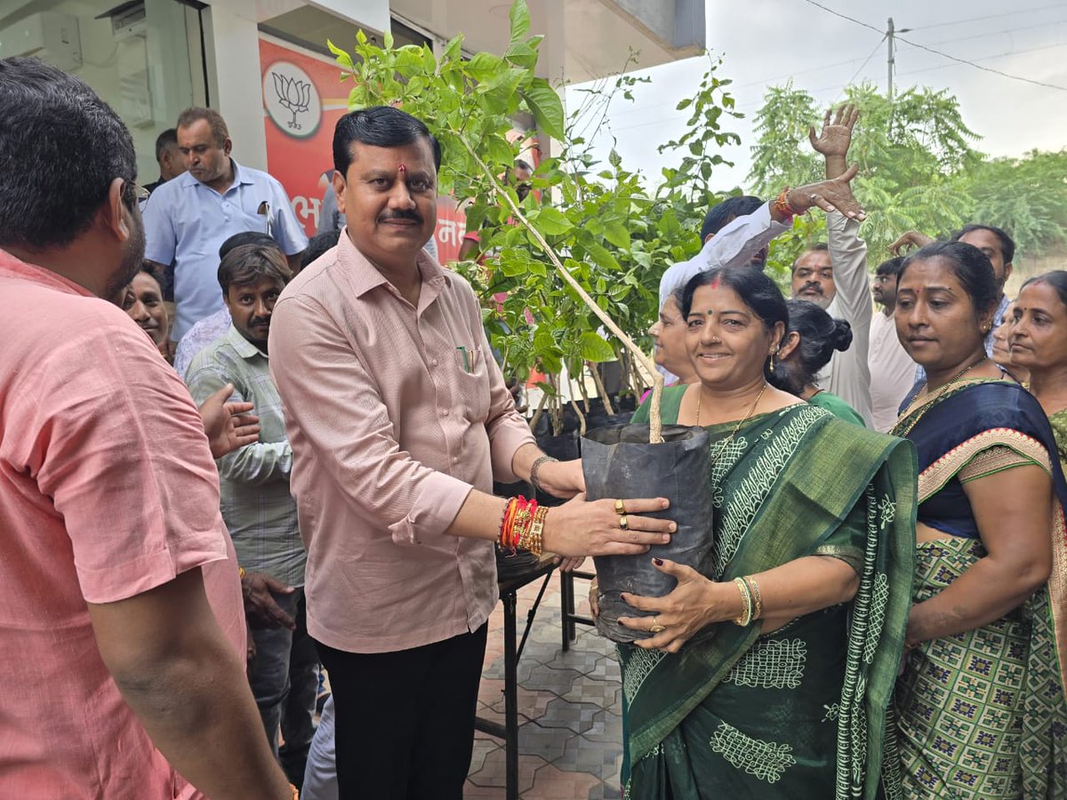 umang_dd's tweet image. પવિત્ર શ્રાવણ માસના ત્રીજા સોમવારે તેમજ રક્ષાબંધનના પવિત્ર તહેવાર પર ગુજરાત વિધાનસભાના નાયબ મુખ્ય દંડક અને વઢવાણ વિધાનસભાના ધારાસભ્ય શ્રી જગદીશભાઈ મકવાણા સાહેબના કાર્યાલય &quot;કર્તવ્યમ્&quot; ખાતે ધારાસભ્યશ્રી દ્વારા ભગવાન શિવને પ્રિય  બિલીપત્રના  ૧૦૮ છોડનું વિતરણ કરવામાં આવ્યું.