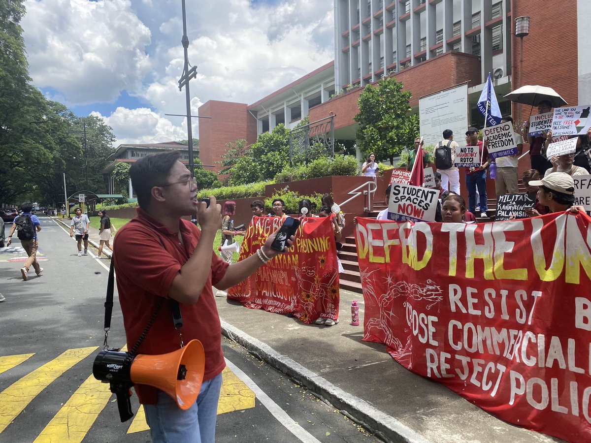 phkule's tweet photo. Erwin Medina, University Student Council: Marami pa rin ang kulang sa units, ngunit ang sagot ng UP administration ay pamamasista. Si Vice Chancellor Agpaoa mismo ay dumalo sa red-tagging hearing ni Bato dela Rosa.

#FirstDayFight
#DefendUp https://t.co/2qJugGyQ4S