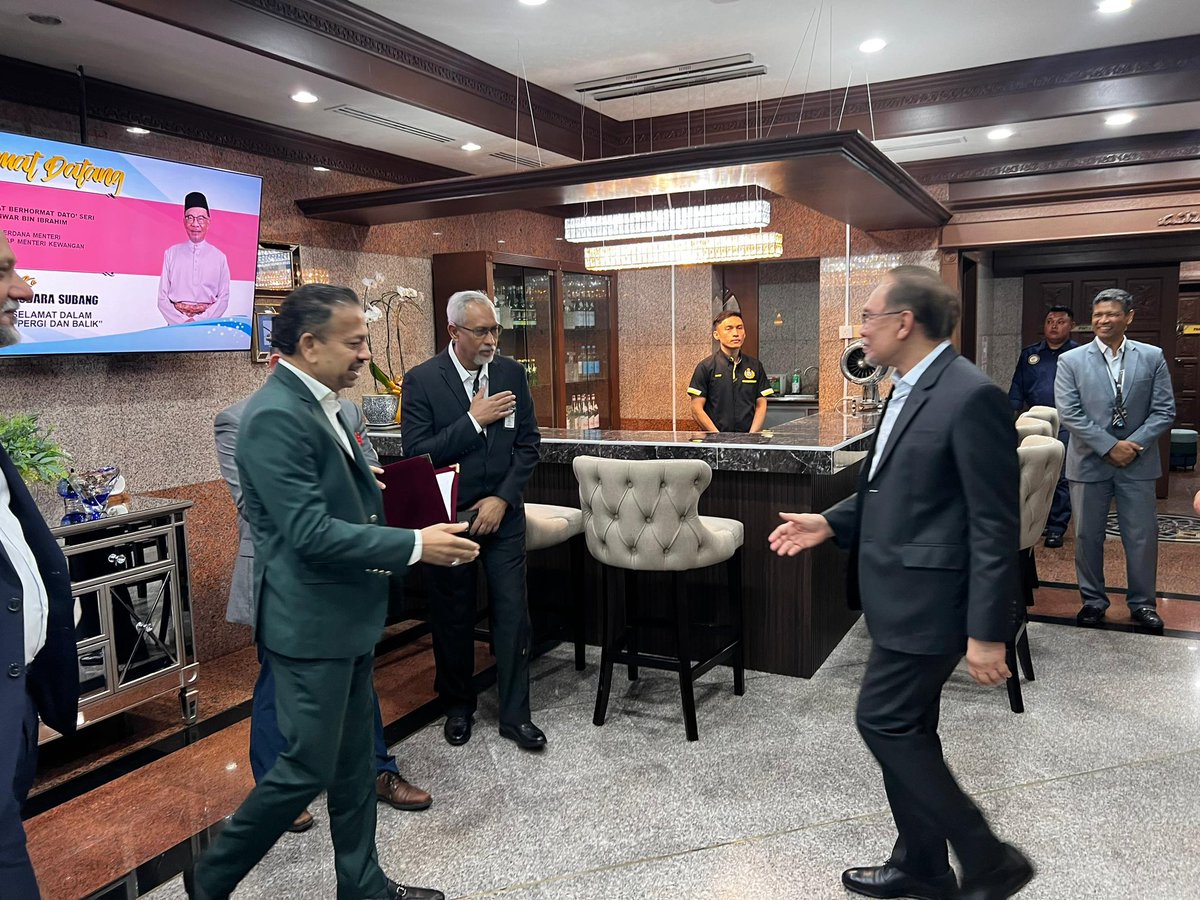 MIC_Malaysia's tweet photo. PM Anwar Ibrahim to India for official visit, accompanied by MIC President Tan Sri Vigneswaran & Ministers
#TSV #MICPresident #INFOMIC #MICNews #MICCares #MICLeads #MICMalaysia https://t.co/PxxEs1n9UH