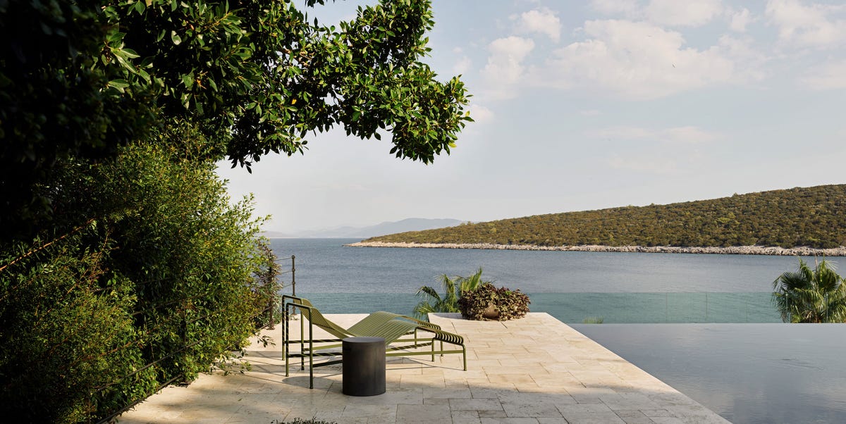 This Epic #house in Turkey Feels Like It Belongs in a Movie. Come on In: The pool and sea practically melt into each other. bit.ly/46XdtQq
