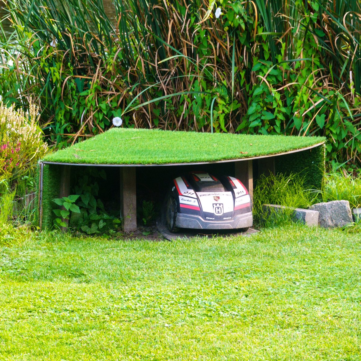 #straatjutten 4815. Dit is niet zomaar een grasmaai robot, dit is een Porsche 911 Turbo S grasmonster. En hij heeft natuurlijk een eigen garage in een hoekje van de tuin.

#Ideeënstarter: geef iets de vorm van iets anders

Lezing of Workshop Straatjutten: shorturl.at/BDJ89