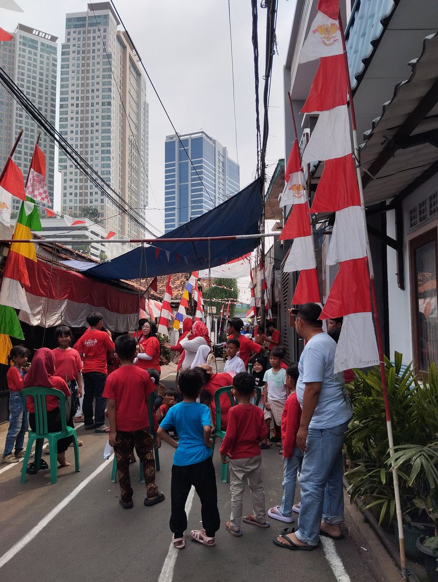 Alhamdulillah, masih bisa nonton lomba Agustus-an meskipun panasnya gak nahan 😂 

#IndonesiaMerdeka #lombaagustusan #79thri #17agustusan