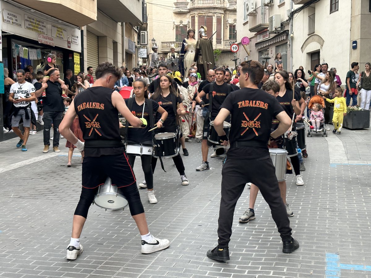 El premi Olivera d'Or al borgenc de l'any 2023 és pel grup de Diables i Tabalers Recerca
lesborgesblanques.cat/viure/noticies…