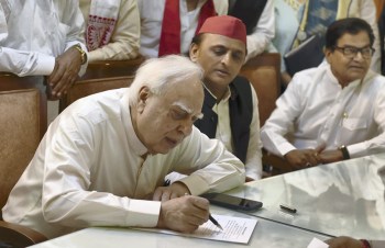 Profdilipmandal's tweet photo. लैटरल एंट्री के सिंगल पदों में आरक्षण न होना सपा समर्थित सांसद कपिल सिब्बल और कोलिजियम जजों के तमाम कुकर्मों में से एक है! @yadavakhilesh की एससी-एसटी बंटवारे पर चुप्पी और गोलमोल की वजह अकारण नहीं है.

- दिलीप मंडल

लैटरल एंट्री के सिंगल पोस्ट में रिजर्वेशन 1998 के बाद से आज तक कोई भी सरकार नहीं दे पाई है. सुप्रीम कोर्ट का PGI Chandigarh vs. Faculty Association (1998) केस का सुप्रीम कोर्ट का फैसला संसद में पलटे बिना कोई सरकार आरक्षण दे भी नहीं सकती.

इससे पहले तक सरकार के Office Memorandum No. 3601//96-Estt. (Res) के कारण सिंगल पोस्ट पर भी रिजर्वेशन लागू था.

पर 1981 में इसके खिलाफ PGI चंडीगढ़ के कुछ प्रोफेसर कोर्ट में चले गए. 1998 में सुप्रीम कोर्ट के पांच जजों की ��ैंच ने फैसला दिया कि सिंगल पदों पर आरक्षण लागू नहीं होगा.  

इस केस में आरक्षण के खिलाफ केस लड़ रहे थे कपिल सिब्बल.  उन्होंने कोर्ट में दलील दी कि सिंगल पदों पर आरक्षण नहीं दिया जा सकता. कोर्ट में उनका दबदबा तब भी था.

मैं जजमेंट से कपिल सिब्बल की दलील यहां डाल रहा हूं, जिसे आप तमाम लॉ वेबसाइट और स���प्रीम कोर्ट की साइट से पढ़ सकते हैं - 

"There cannot be any reservation either for initial appointment or for an appointment on promotion in respect of a single post cadre either directly or by the device of rotation or roster..."

"The question of adequacy of representation does not and cannot arise in a single post cadre because only one person can be accommodated against the single post, leaving no scope for adequate representation of any particular class in such single post...."

"Reservation cannot be and should not be made for posts in higher echelons where merit and expertise are essential and also necessary for discharging the duties and responsibilities of such positions in higher echelons of service."

कपिल सिब्बल का तर्क है कि सिंगल पदों पर रिजर्वेशन देने से मेरिट का नुकसान हो जाएगा!

"Reservation of posts by applying the roster can be made only where there are more than one post and reservation of only one post cannot be made because such reservation would amount to 100% reservation thereby violating Article 16(1) and 16(4) of the Constitution."

सुप्रीम कोर्ट ने इस मामले में भारत सरकार की राय को रिजेक्ट कर दिया और कपिल सिब्बल की दलील के अनुसार फैसला कर दिया. ये सभी जज कोलिजियम से  चुनकर आए थे.

जब ये केस हुआ और फैसला आया तब तक इन संस्थानों में ओबीसी आरक्षण नहीं था. सिर्फ एससी-एसटी ही इसकी लाभार्थी थे. सिब्बल इन वर्गों से नफरत करते हैं.

सिब्बल अब समाजवादी पार्टी के वोट से राज्य सभा में हैं. भारतीय इतिहास के वे एकमात्र कैबिनेट मंत्री हैं जिन्होंने आरक्षण के खिलाफ प्रेस कॉनफ्रेंस करके बयान दिया था.

फोटो- राज्यसभा के लिए पर्चा भरते सिब्बल और आशीर्वाद देते अखिलेश यादव और रामगोपाल यादव.