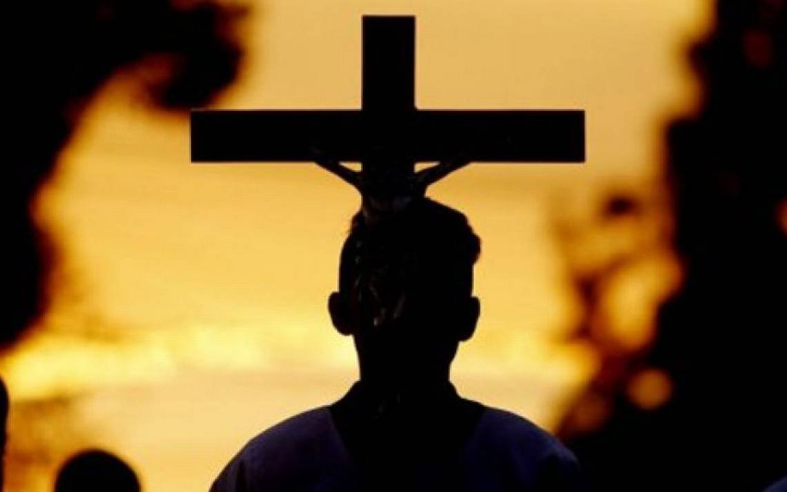 padrehayen's tweet photo. Católicos y masones: distancias
Un sacerdote católico no puede dar la absolución sacramental a un masón que pida la Confesión y se niegue a renunciar a la masonería. Por más que insistan algunos masones en que se puede ser católico y pertenecer a una logia, la realidad es que ambas visiones del mundo y de Dios son inconciliables. La masonería ofrece a sus miembros la adquisición de un crecimiento personal completo, un conocimiento interno y externo a los iniciados y que dice terminar siendo benéfico para la sociedad. Si es así, ¿por qué son incompatibles el catolicismo y la masonería?

Primero, la idea de Dios
Para los masones, está dictada por la razón, mientras que para los católicos está dada por la Revelación de Dios en Jesucristo. Para la masonería Dios es el Gran Arquitecto del Universo, pero niega que Jesús es engendrado y no creado, de la misma naturaleza del Padre, Dios de Dios, Luz de Luz, Dios verdadero de Dios verdadero, que se encarnó y que habló a todos los hombres para ofrecerles la salvación. Los masones ven a Jesús como un iniciado –algunos dicen que Jesús fue el primer masón– pero no como el Hijo Unigénito del Padre.

Segundo, los misterios
La masonería estudia "misterios" que son revelados sólo a unos cuantos iniciados que van alcanzando grados superiores de conocimiento de esos enigmas. El católico, por el contrario, conoce el Gran Misterio que estaba oculto durante siglos y que fue revelado en la plenitud de los tiempos, cuando el Verbo se hizo hombre. Ese Gran Misterio no es para unos cuantos, sino para toda la humanidad: el hombre es inmensamente amado por Dios y está llamado a participar, en Cristo, en la misma vida divina aquí en la tierra y en la eternidad.

Tercero, la fraternidad
La fraternidad de la masonería viene de los ideales de la Revolución Francesa: es la idea genérica de ser hermanos sólo porque somos de la misma raza humana. Ser hermanos para los católicos, en cambio, es reconocer primero la fuente de la fraternidad que es Dios Padre, quien entregó a su Hijo Jesucristo para hacernos hijos en el Hijo. Cristo comparte su Cuerpo y su Sangre en la Eucaristía donde todos formamos un sólo cuerpo unidos a Cristo, nuestra Cabeza, y nos alimentamos de Él. Es en su Sacrificio eucarístico donde se realiza la verdadera fraternidad de la Iglesia.

Cuarto, hacer el bien
La caridad cristiana es diversa de la filantropía masónica. Esta se basa –dicen los masones– en hacer el bien, pero, ¿qué bien? Para ellos no existe una moral basada en la ley natural y los Diez Mandamientos. De hecho la promoción del aborto, la eutanasia y el matrimonio igualitario son de inspiración masónica. Ellos fundamentan su obrar en el relativismo moral y doctrinal. Para los católicos, en cambio, la caridad está inspirada por el mandamiento del amor a Cristo: "Un mandamiento nuevo os doy: que os améis los unos a los otros; que como yo os he amado" (Jn 13,34), y es Cristo mismo quien vive en sus hermanos: "Les aseguro que cada vez que lo hicieron con el más pequeño de mis hermanos, lo hicieron conmigo" (Mt 25,40).

Mientras que la masonería da la bienvenida a todas las religiones en un relativismo religioso, el catolicismo exige la sumisión amorosa al Dios único y verdadero, así como la renuncia a toda creencia opuesta al Dios revelado por Cristo.
