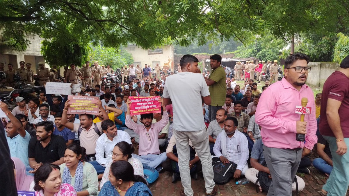 69000 शिक्षक भर्ती में आरक्षण विसंगति के शिकार पिछले दलित आज डबल बेंच के आदेश के बाद भी कार्यवाही ना शुरू होने से  आंदोलन फिर शुरू हो गया है.
हम तब तक नहीं जायेंगे जबतक नियुक्ति पत्र नहीं जारी होता.