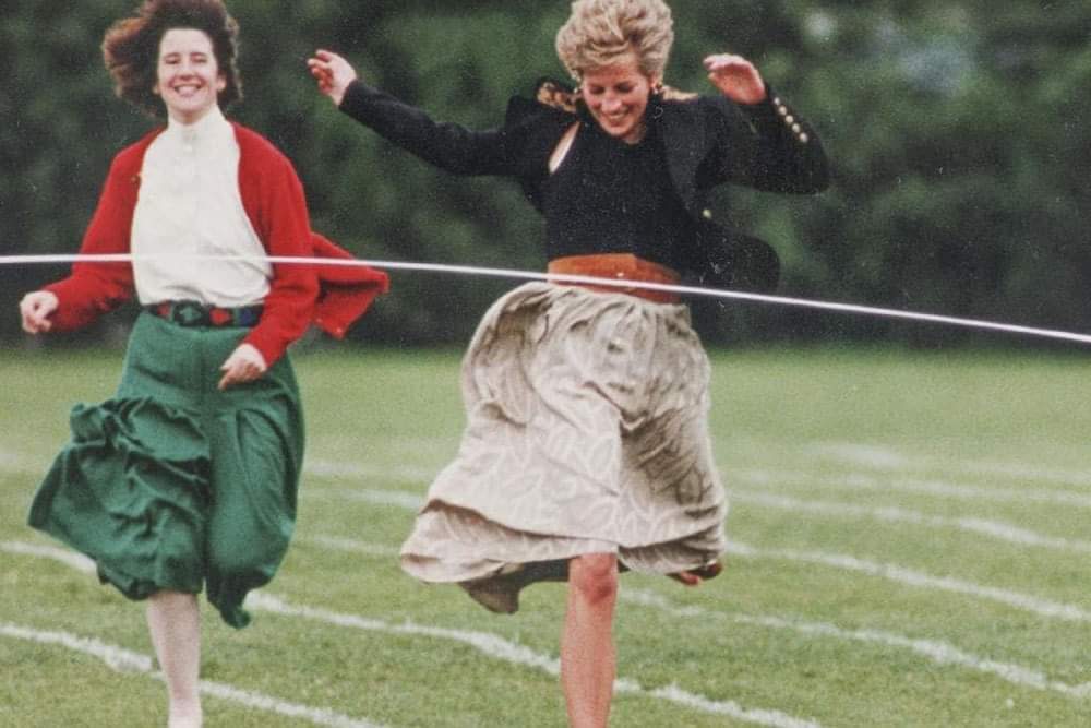 Quand la princesse Diana a défié la couronne en participant aux olympiades des mamans de l'école de son fils.
ELLE AVAIT GAGNÉ !!! ❤❤❤❤❤