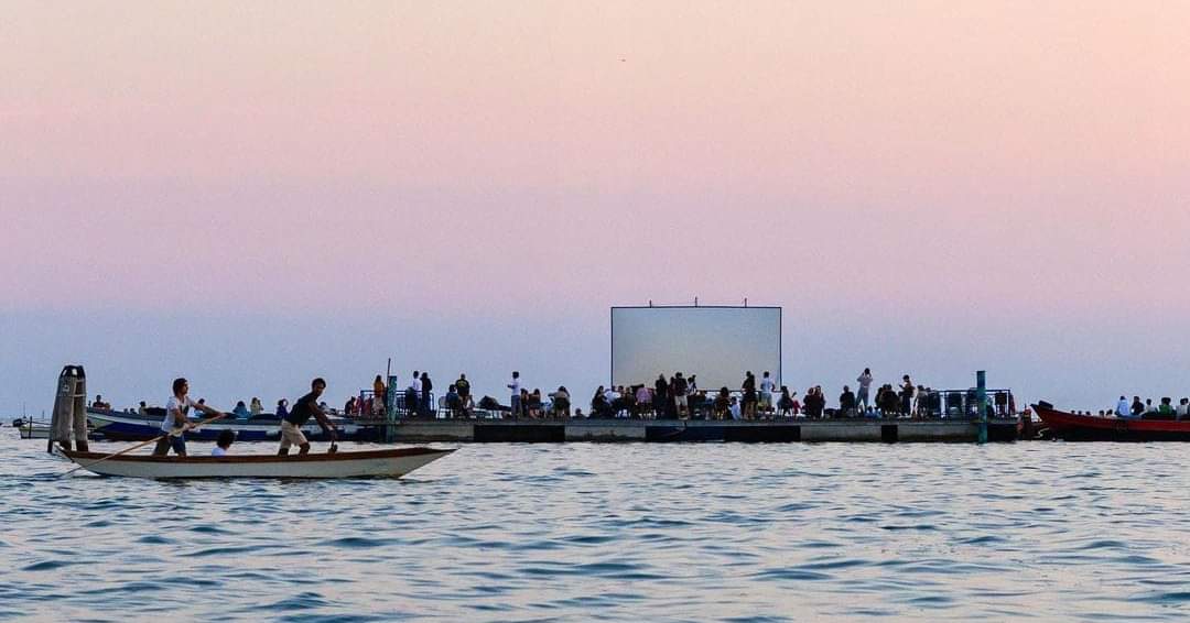 SimonVenturini's tweet photo. #VENEZIA • Torna il #Cinema Galleggiante in laguna!
Dal #23agosto all'#8settembre la rassegna animerà le acque dietro la Giudecca con #film, documentari, cortometraggi e spettacoli teatrali e musicali.
Info su #Microclima https://t.co/gzTHuelVFv