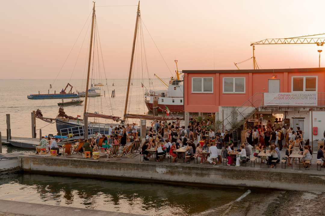 SimonVenturini's tweet photo. #VENEZIA • Torna il #Cinema Galleggiante in laguna!
Dal #23agosto all'#8settembre la rassegna animerà le acque dietro la Giudecca con #film, documentari, cortometraggi e spettacoli teatrali e musicali.
Info su #Microclima https://t.co/gzTHuelVFv