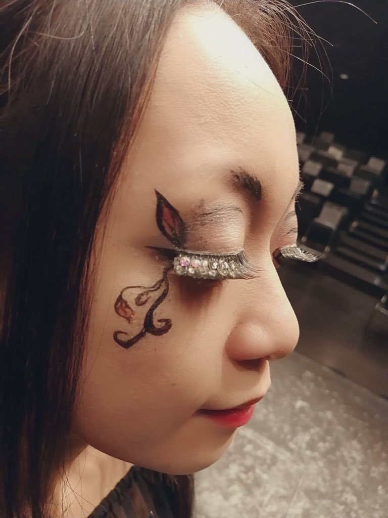 aoi323's tweet photo. #舞台オルタナ
仏滅メイク🦋去年から
@MYKWORK さんの付け睫毛を使用、今回カットクリース（初めて覚えた言葉w）を描いていただき完成系👩‍🎨
毎日システムがメイク順番待ちしてました🐦‍⬛　🦅🦋🐈‍⬛🐕‍🦺🐍
始まりは３年前の
#CirculationACT
メイクアップアーティストmina nagashimaによる完全オリジナル💄 https://t.co/TwDbKZnDpe