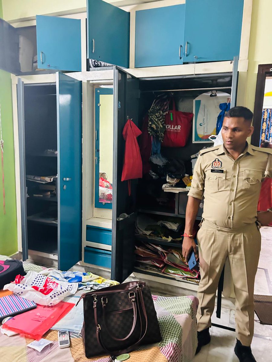 सेक्टर पीथ्री में तीन घरों को निशाना बना लाखों रुपये के सामान पर हाथ साफ कर गए बदमाश। नकदी व आभूषण समेत कीमती सामान चोरी। रक्षाबंधन पर्व मनाने घर गए थे तीनों परिवार । तीनों घरों से तकरीबन 40 लाख रुपये का सामान, नकदी व आभूषण चोरी होने की सूचना <a href="/noidapolice/">POLICE COMMISSIONERATE GAUTAM BUDDH NAGAR</a> <a href="/JagranNews/">Dainik Jagran</a>