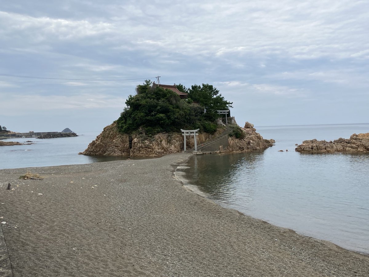 nekomimi3's tweet photo. 誰が云ったかモンサンミッシェル。

海が穏やかな日はお詣りできます。

 #神社巡り　　#益田市 https://t.co/e2trPUBjW9