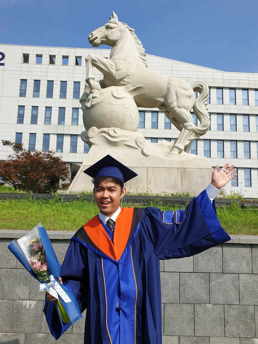 This fanboy is now officially a Master's degree holder!!! Pwede n'yo na akong tawaging Master hahahahahahah

오늘 졸업했다!!! 마스터 라고 불러도 돼 ㅋㅋㅋㅋㅋ 석사니까