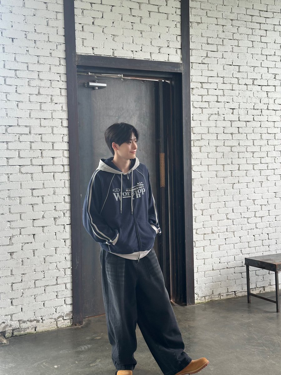 CRAVITY_twt's tweet photo. 멋쟁이😎
#정모 #러비티 #크래비티
#TRAVEL #트래블 https://t.co/suTXFffVpj