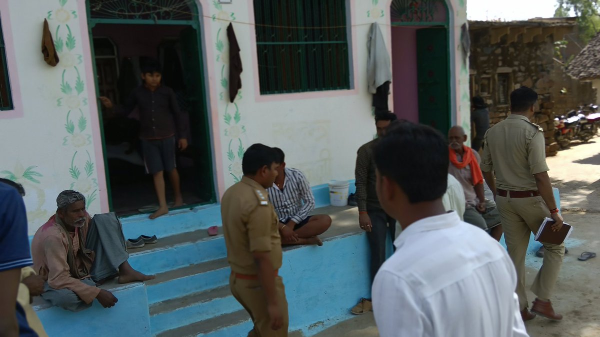 S_kumarCKT's tweet photo. हाथ खाली, घटना शिवरामपुर चौकी क्षेत्र 4 महीने बीत जाने पर भी पुलिस के पास नहीं कोई जवाब , @aajtak @abplive @ChitrakootDm @chitrakootpol @narendramodi @CMOfficeUP @ADGZonPrayagraj @rangechitrakoot @dgpup @darshak_24 https://t.co/MUQ8sJZrMv
