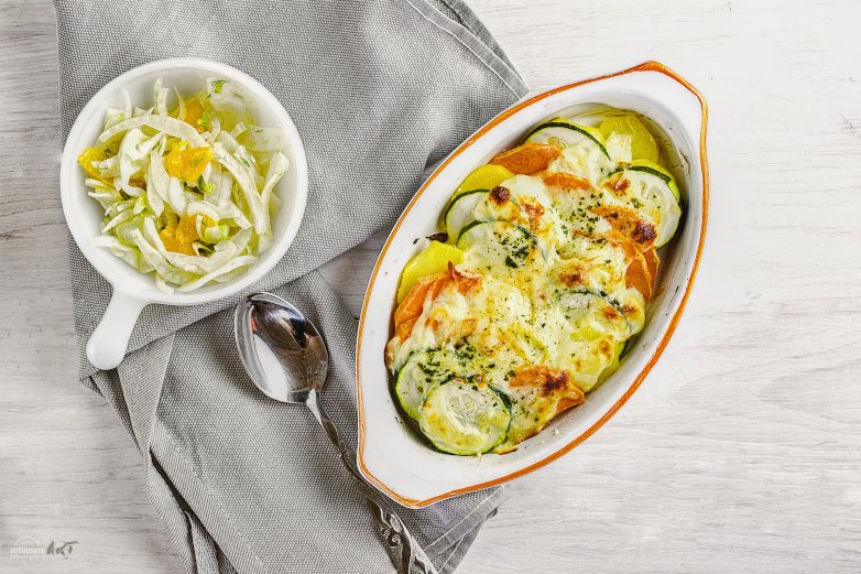 Kartoffel, Gemüse nach Wahl, in unserem Fall Zucchini, etwas Béchamel sowie Käse und fertig ist die Beilage zu vielen Gerichten oder eine Hauptspeise zu jeder Zeit. 

ZUM REZEPT: 
aufunsere.art/rezept/suesska…

#rezept #gratin