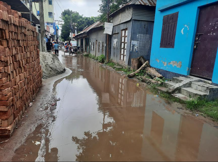 চরভদ্রাসনে বৃষ্টির পানিতে ডুবেছে পাকা রাস্তা, গ্রামবাসীর ভোগান্তি