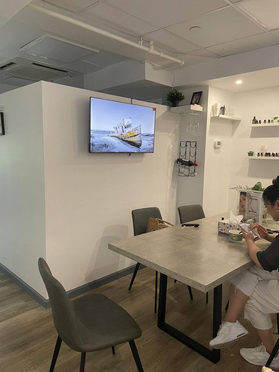 美容院を予約するメリットは、
誰もいないときに美容室の店員が到着を知らせます。
そうすることで、お店のスタッフはお客様へのサービスに集中することができます。
同時に環境もよりクリーンになります