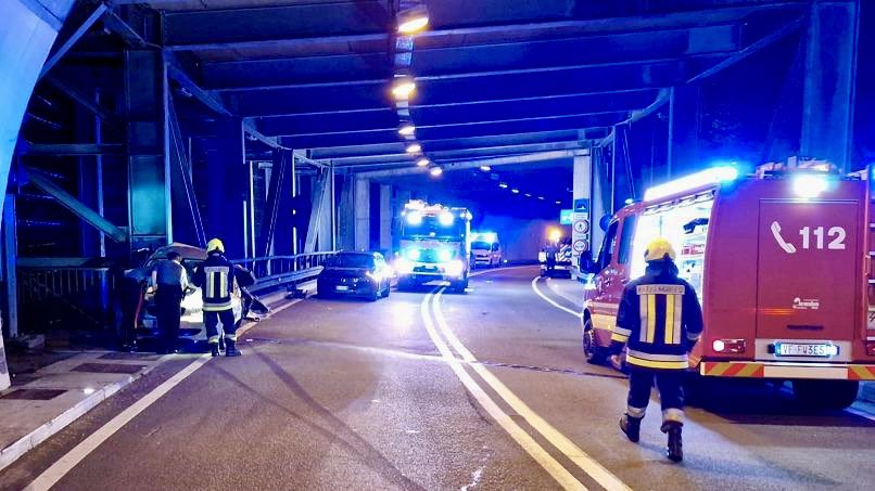 LFVSuedtirol's tweet photo. #Infointervento: VVF Cardano - 20.08.24 - 00:02 - tragico incidente stradale dove un mezzo è finito contro un pilastro sulla strada della Val d'Ega. Due persone sono rimaste incastrate nell’abitacolo ed è stato necessario liberarle con l’ausilio del kit idraulico. https://t.co/ReXt0bQm8M