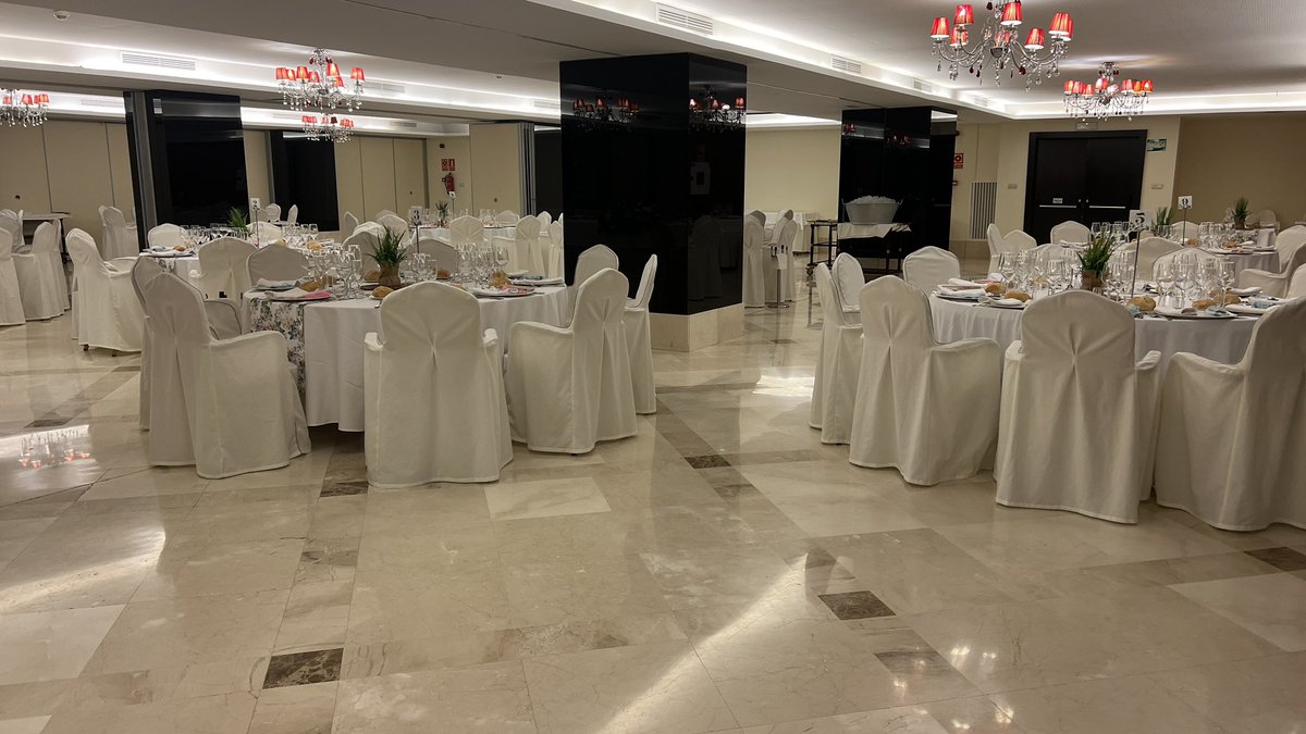 ✨ El Capricho de Granada es el lugar perfecto para hacer realidad tus eventos más especiales. Ya sea una boda de ensueño, un cumpleaños inolvidable o cualquier otra celebración divertida, nuestro espacio tiene todo lo que necesitas:
 
🌳 Jardines y Salas Elegantes