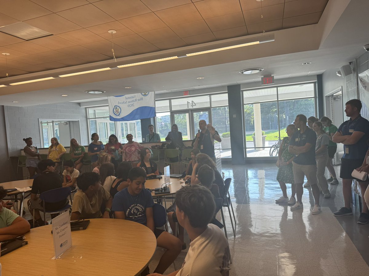 What an exciting morning- so many student volunteers and staff members came to welcome the DFHS Class of 2028 and our new students!! This is going to be your year to shine⭐️💙 <a href="/johnfalino1/">Dr. John Falino</a> <a href="/dobbsferryufsd/">dobbsferryschools</a> <a href="/DFeaglesSprts/">Dobbs Ferry Eagles</a> <a href="/SlentzKen/">Ken Slentz</a>