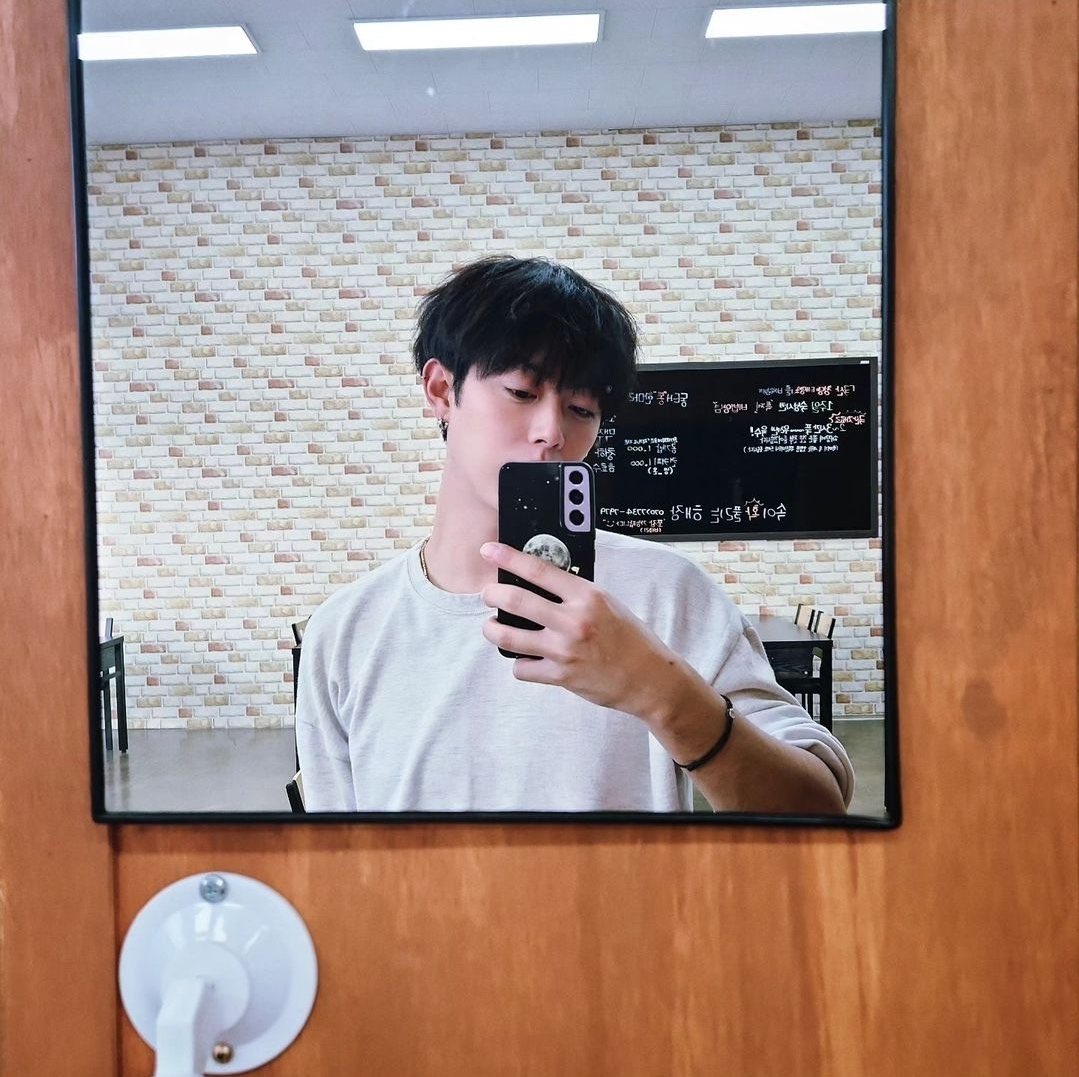 kbgmedia's tweet photo. Happy birthday to #JUNH from #UNVS https://t.co/vYnFxgngtd