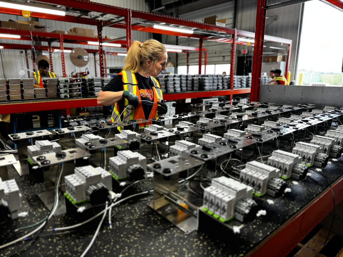 Intelliflexids's tweet photo. Staying ahead of the game! Our team is hard at work bringing together all the pieces that make the Intelliflex system great. Superior build quality, scalability, and design are what we do best. #Liquidimmersion #intelliflex #DataCenter https://t.co/K1i3w2Jf0k