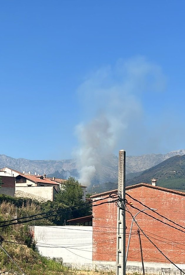 Batallont15's tweet photo. #Ávila | Declarado un incendio forestal en el Raso; #IFElRaso, límite de #Cáceres con Ávila.
Movilizados medios del #PlanINFOEX, @jcyl y @mapagob. https://t.co/rTzIr2lUHi