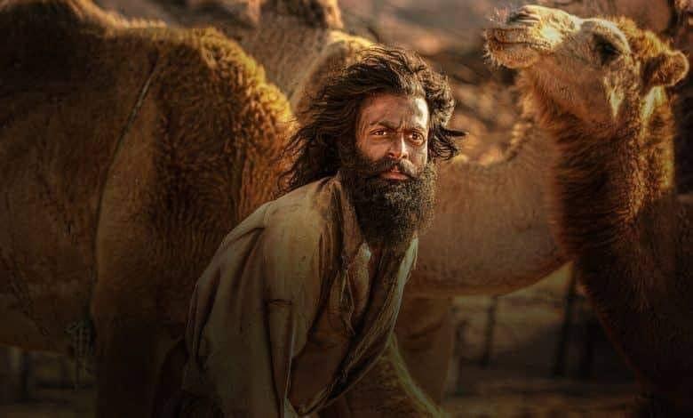 السعودية صرلها ٣٠ سنة تلمع في صورتها امام العالم وصرف المليارات  وجذب اللاعبين  والفنانين والمؤثرين ، فأتى كاتب هندي باربع ممثلين و٢٠ عنزة بفلم حياة الماعز  فضحهم وفضح تاريخهم  بفلم وقتة ساعتين فقط 

 #حياة_الماعز