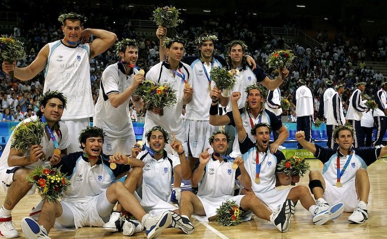 Hoy se cumplen 20 años de la obtención del oro olímpico 🥇 en Atenas 2004 por parte de la selección Argentina. Por ello, hoy veremos el camino transcurrido hasta lograr la hazaña histórica

Empecemos