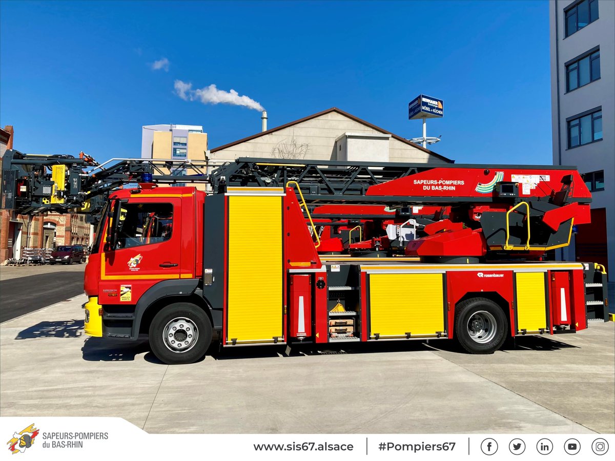 sdis67's tweet photo. [#ENGINS] 🚒Mise en service d'une nouvelle échelle pivotante à mouvements combinés #EPC au #CIS Strasbourg Ouest. Après une phase de formation des écheliers de plusieurs semaines, le #SIS67 a mis en service une nouvelle EPC articulée Rosenbauer L32A-XS sur châssis Mercedes Atégo. https://t.co/aldepr8EML