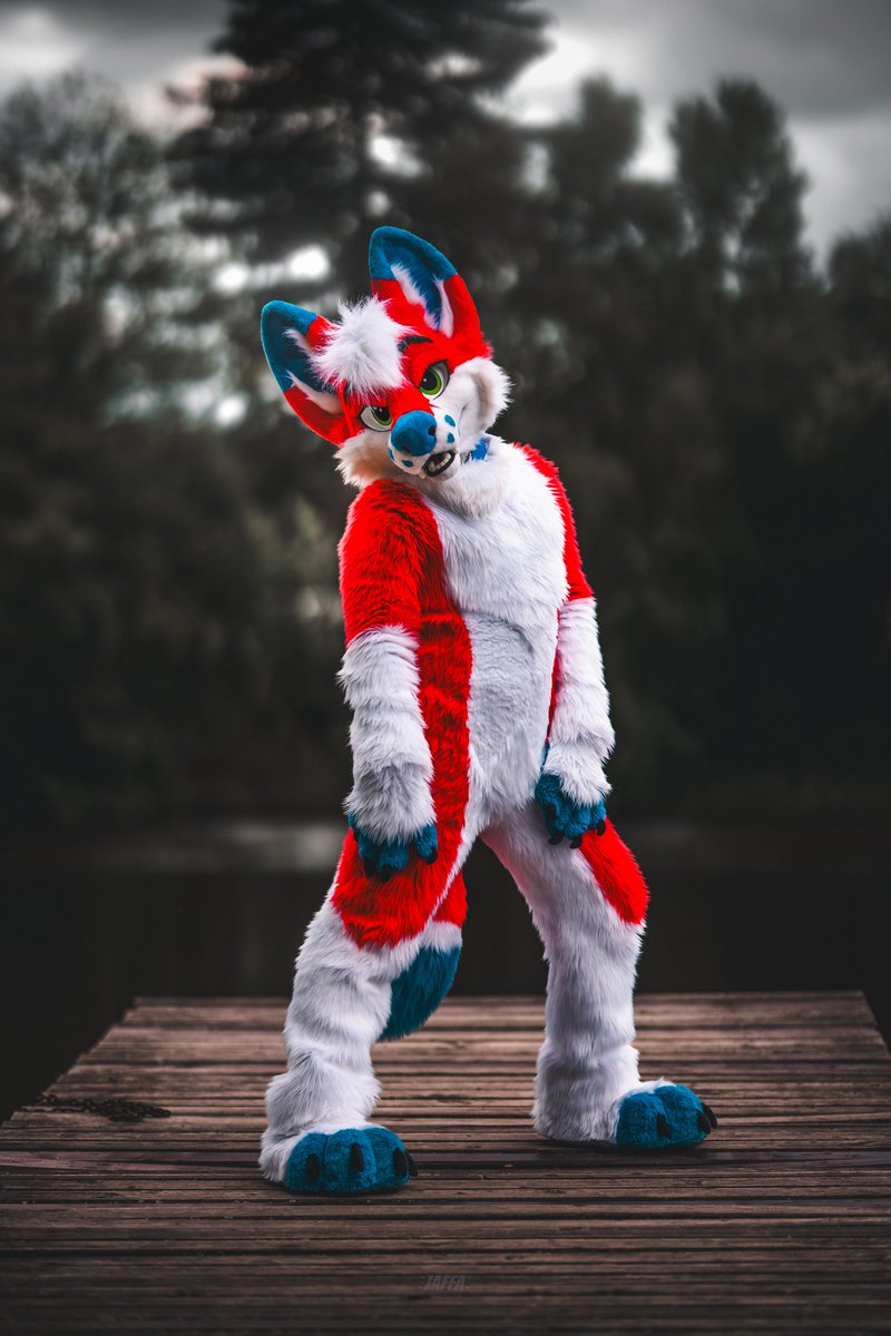 Hey. I wanna see your favorite pose!!!👀
Please?