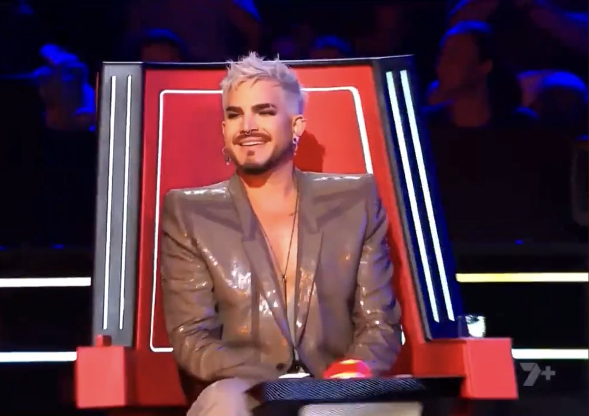 GhostDown_Under's tweet photo. When #Adamlambert turned his chair for Skÿe https://t.co/dGLyNXB936