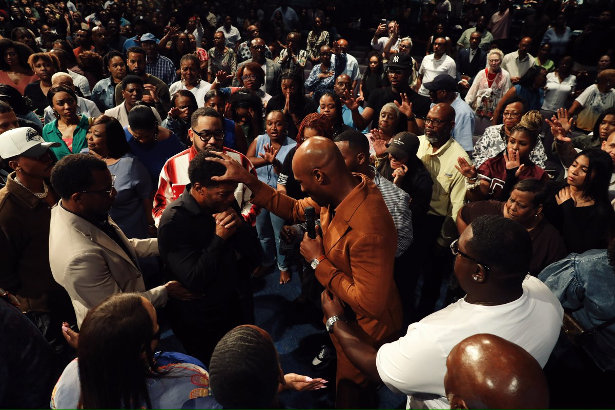 PastorKeion's tweet photo. Incredibly blessed as a nation, we witness God’s favor daily. From our community’s strength to our growth, His hand is upon us. Let’s reflect on our blessings and walk in gratitude and faith. Together, we are unstoppable. 💙 #LHNation #LHStrong https://t.co/OunrBf2Kzl