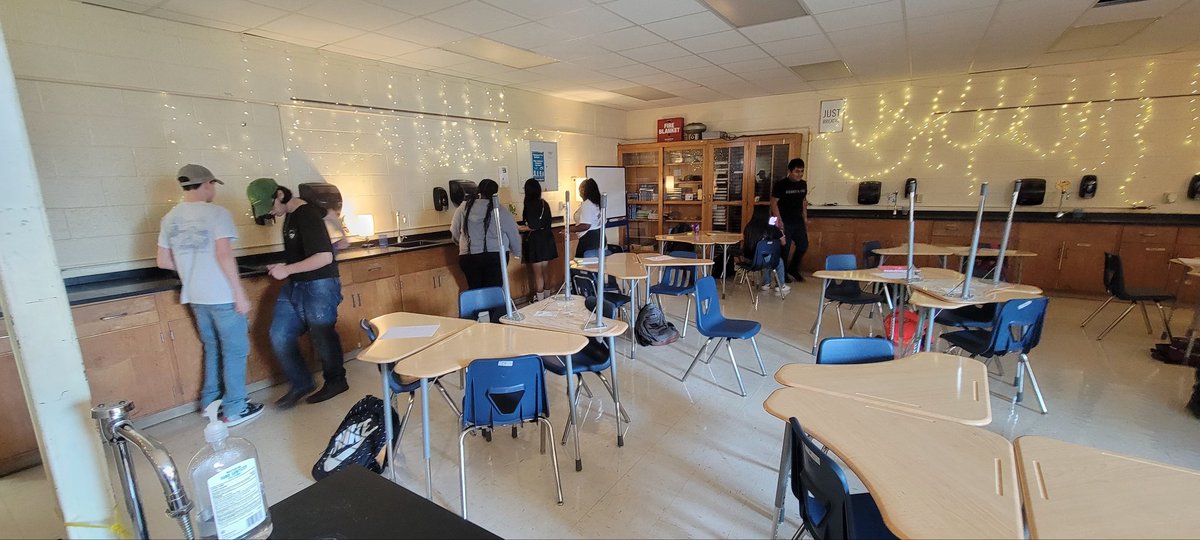 emilylahredu's tweet image. We don&apos;t wait to do activities. We get up and moving ASAP. A lab safety breakout room on day 2 of class! 

#Science
#learnthroughdoing
#upandmoving
@GreeneCentralHS