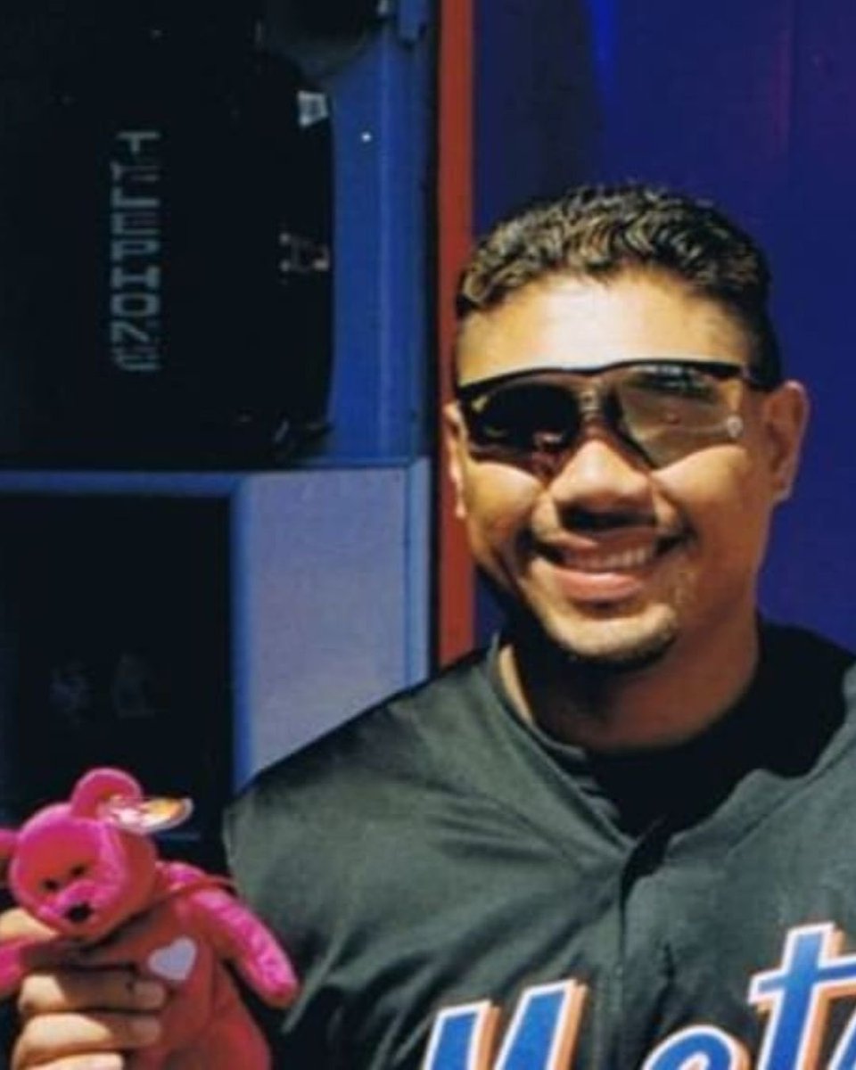 SportyGoodTimes's tweet photo. I’ll take as many pictures of the @Mets holding Beanie Babies in their home-black jerseys as you can give me…

1. Mike Piazza
2. Rey Ordonez
3. Benny Agbayani
4. Edgardo Alfonzo https://t.co/64m3BpmKkz
