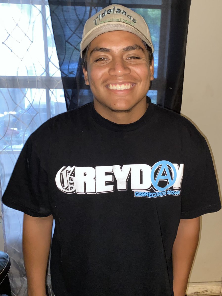 celenamaldonado's tweet image. My papi chulo’s 1st day of college♥️ he kept closing his eyes when he smiled 😂😂😂 I said hold your eyes open!!!!!!(second picture was the result) 😂😂😂😂
#FutureWelder #proudmomma