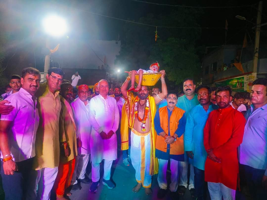 NagarRodmal's tweet photo. "श्री कृष्ण जन्मोत्सव" के अवसर पर आज नगर पचोर में आयोजित भव्य चल समारोह में सहभागिता की।
इस शुभ अवसर पर सभी भक्तजन व नगर के गणमान्य नागरिक उपस्थित रहे।
@PMOIndia
@narendramodi
@BJP4India
#RodmalNagar #pachore https://t.co/3ggUfvBh3l