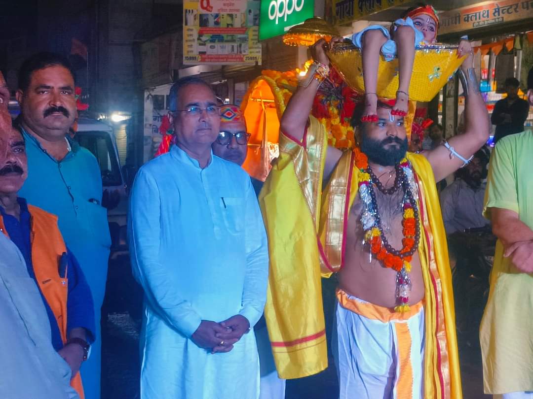 NagarRodmal's tweet photo. "श्री कृष्ण जन्मोत्सव" के अवसर पर आज नगर पचोर में आयोजित भव्य चल समारोह में सहभागिता की।
इस शुभ अवसर पर सभी भक्तजन व नगर के गणमान्य नागरिक उपस्थित रहे।
@PMOIndia
@narendramodi
@BJP4India
#RodmalNagar #pachore https://t.co/3ggUfvBh3l