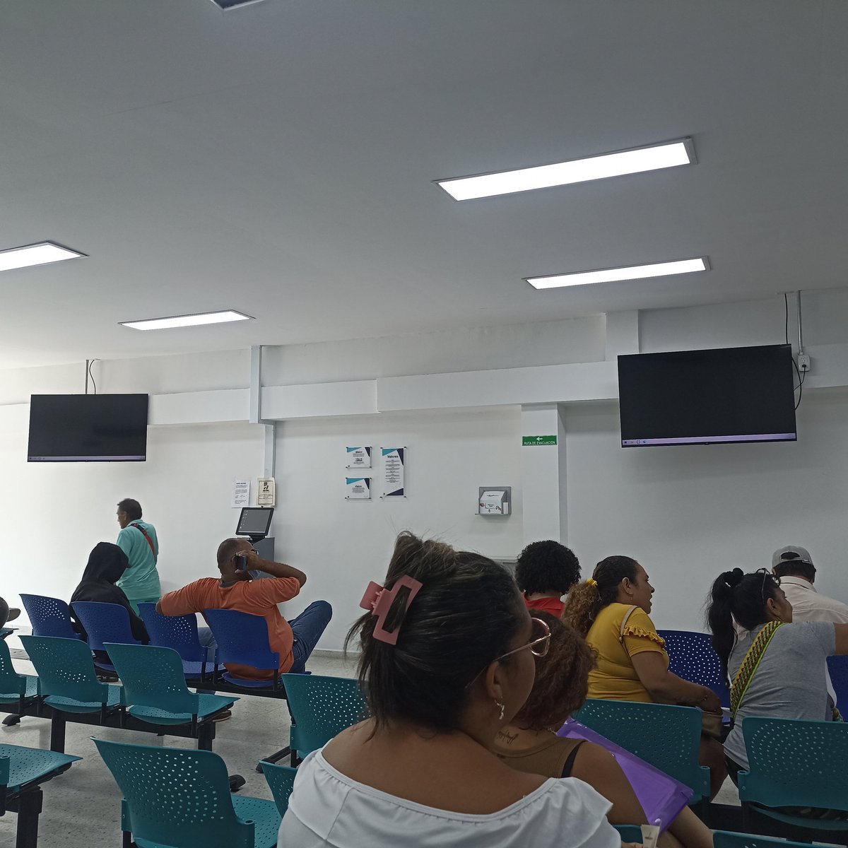 SERGIOMOYAJR's tweet photo. Sres @Supersalud @MinSaludCol @infopresidencia @petrogustavo @EPSSaludTotal @virreysolisips caos total en @Audifarma_SA @Valledupar_Col el mismo cuento que NO hay sistema..NO HAY medicamentos ,turnos no los entregan @DefensoriaCol @PGN_COL @RevistaSemana https://t.co/ZinDHNUX2h