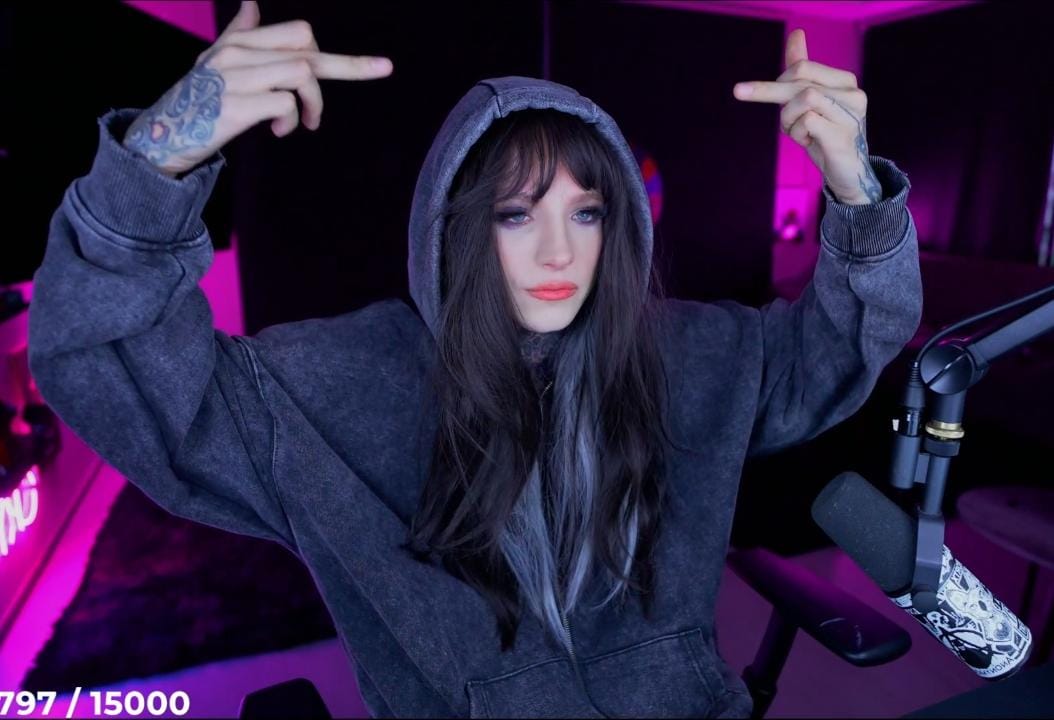 Es que, de verdad, ya cansa que Cry no pueda mencionar a ninguna mujer porque automáticamente le quieren hacer ship.

BUSQUENSE UNA VIDA LOCAS