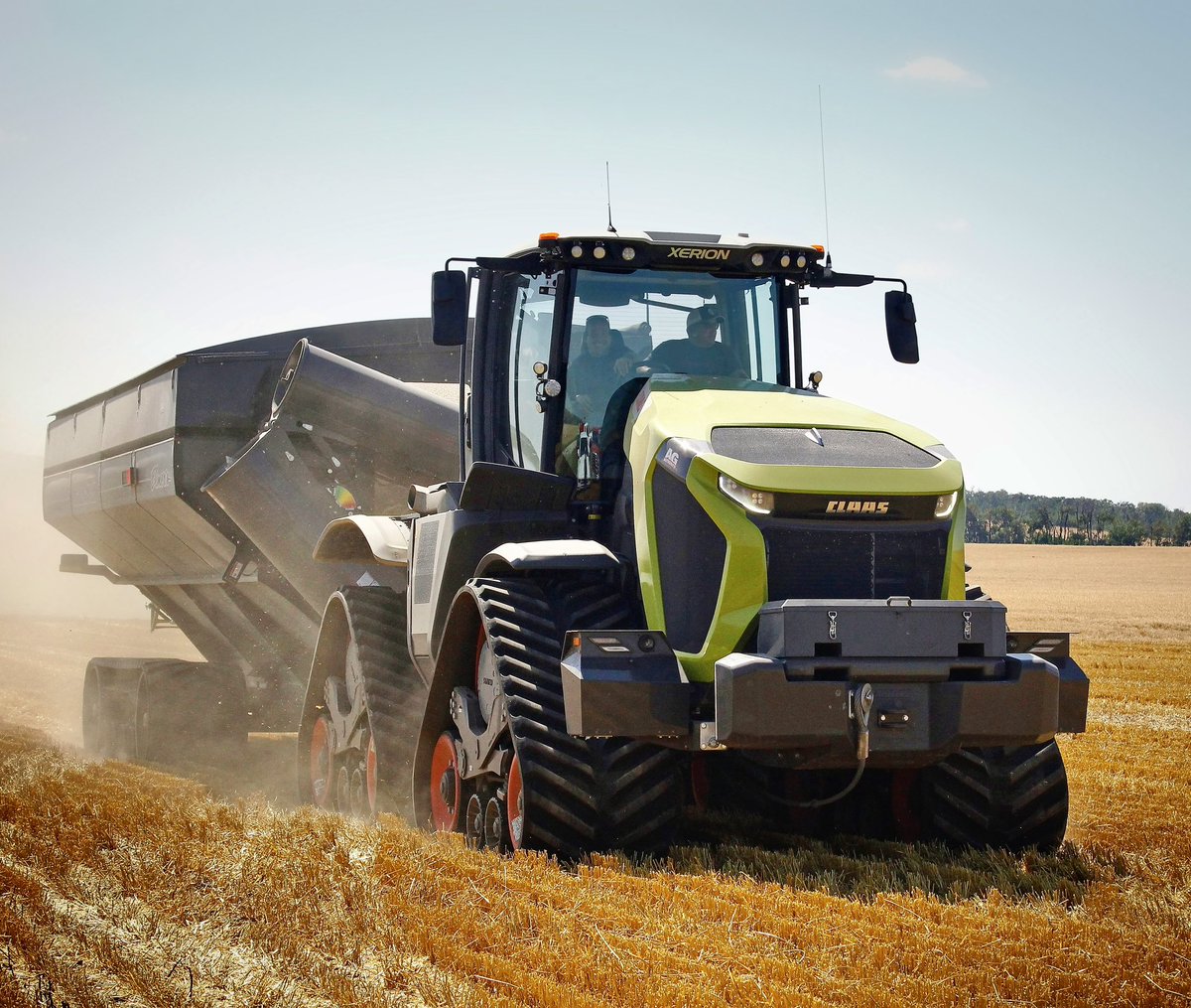 agauthority's tweet photo. 🌞 Shining. 

1.  CLAAS XERION 12.650 
2.  @elmersmfg Haulmaster 2300
3.  Sun
All three are shining, as #harvest24 is starting up around here. 

#westcdnag #saskag #CLAAS https://t.co/1XqFhE97MW