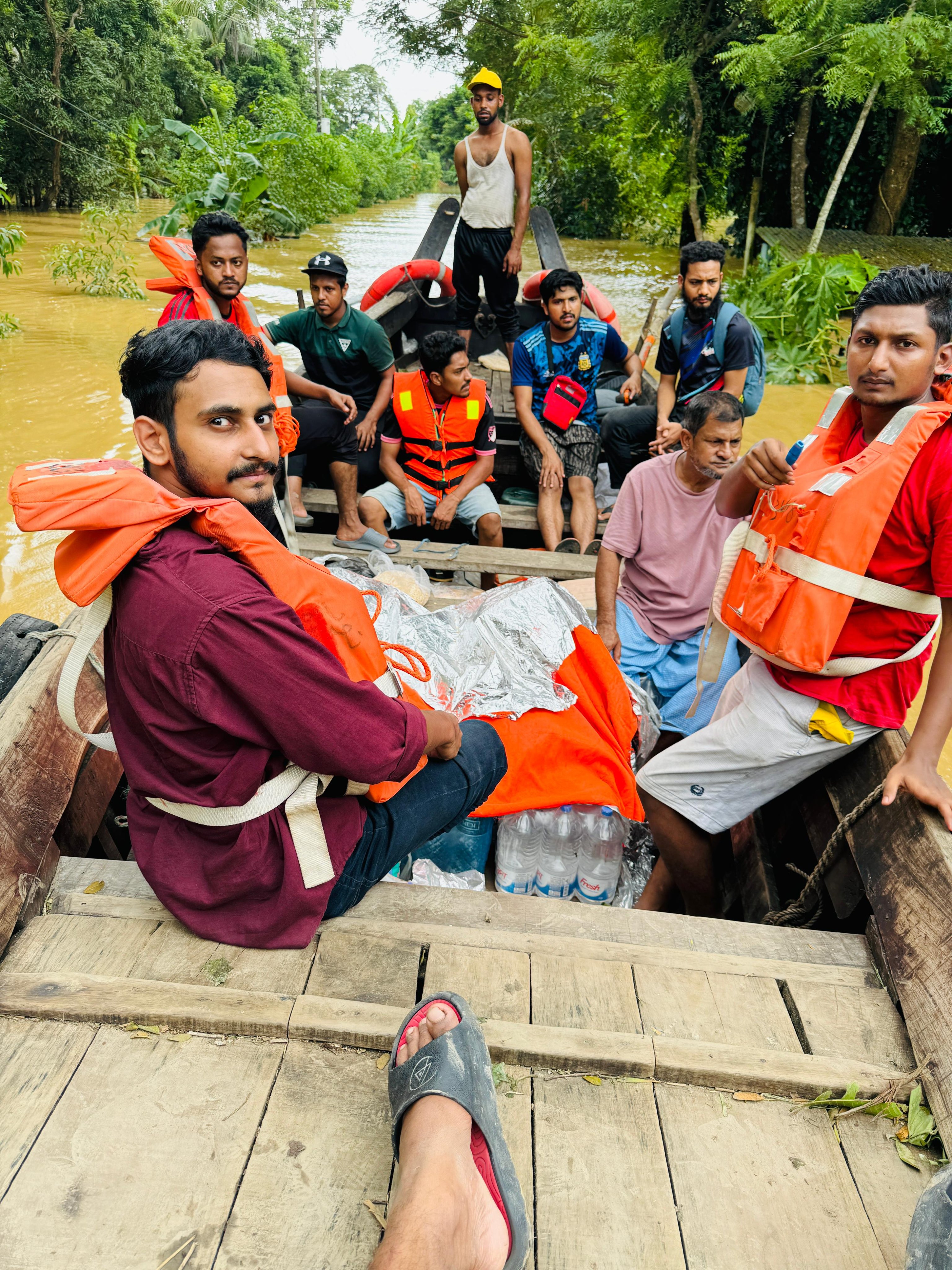ফেনীতে বন্যার্তদের জন্য আমরা সহপাঠীরা ছাত্রদের ‘রেসকিউ ও ত্রাণ বিতরণ’