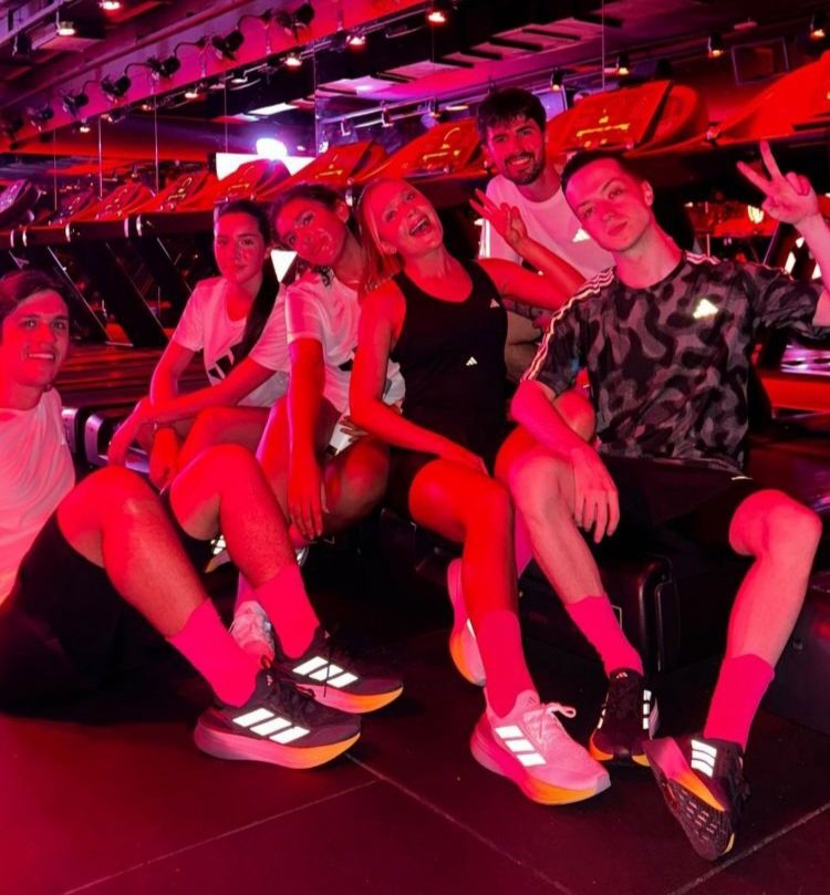 acesssojadre's tweet photo. Uma parceria duradoura e um evento cheio de estilo: Jade e @adidasbrasil, celebrando o lançamento da campanha global do UltraBoost 5 com amigos especiais. ❤️‍🔥🥰 https://t.co/zD1143mT4h