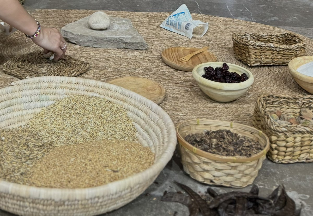 Taller infantil de molienda y pan prehistórico <a href="/MuseodeJaen/">Museo de Jaén</a> 
#Jaen #Historia #ActividadesInfantiles