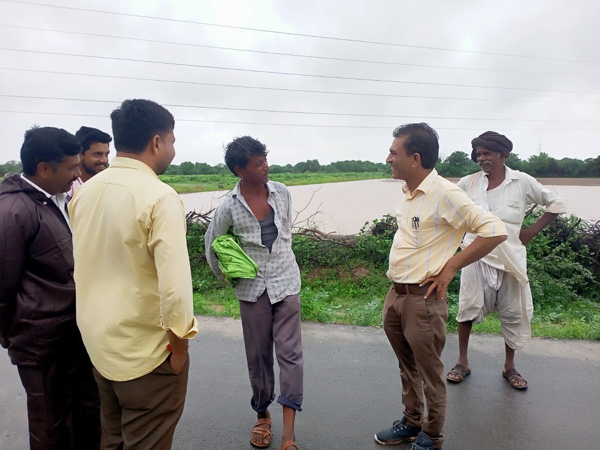પાટણ જિલ્લાના રાધનપુર અને સાંતલપુર તાલુકાના ગામોમાં માનનીય શ્રી જિલ્લા ખેતીવાડી અધિકારી ડી એમ મેનાત સાહેબે ફિલ્ડ વિઝીટ કરી પાક પરિસ્થતિ જાણી અને જરૂરી માર્ગદર્શન આપ્યું
#RainfallinGujarat #BeCarefulGuj
<a href="/CollectorPatan/">Collector Patan</a> <a href="/DDO_PATAN/">DDO PATAN</a> <a href="/InfoPatan/">Info Patan GoG</a> <a href="/JdaMehsana/">JDA Mehsana</a>