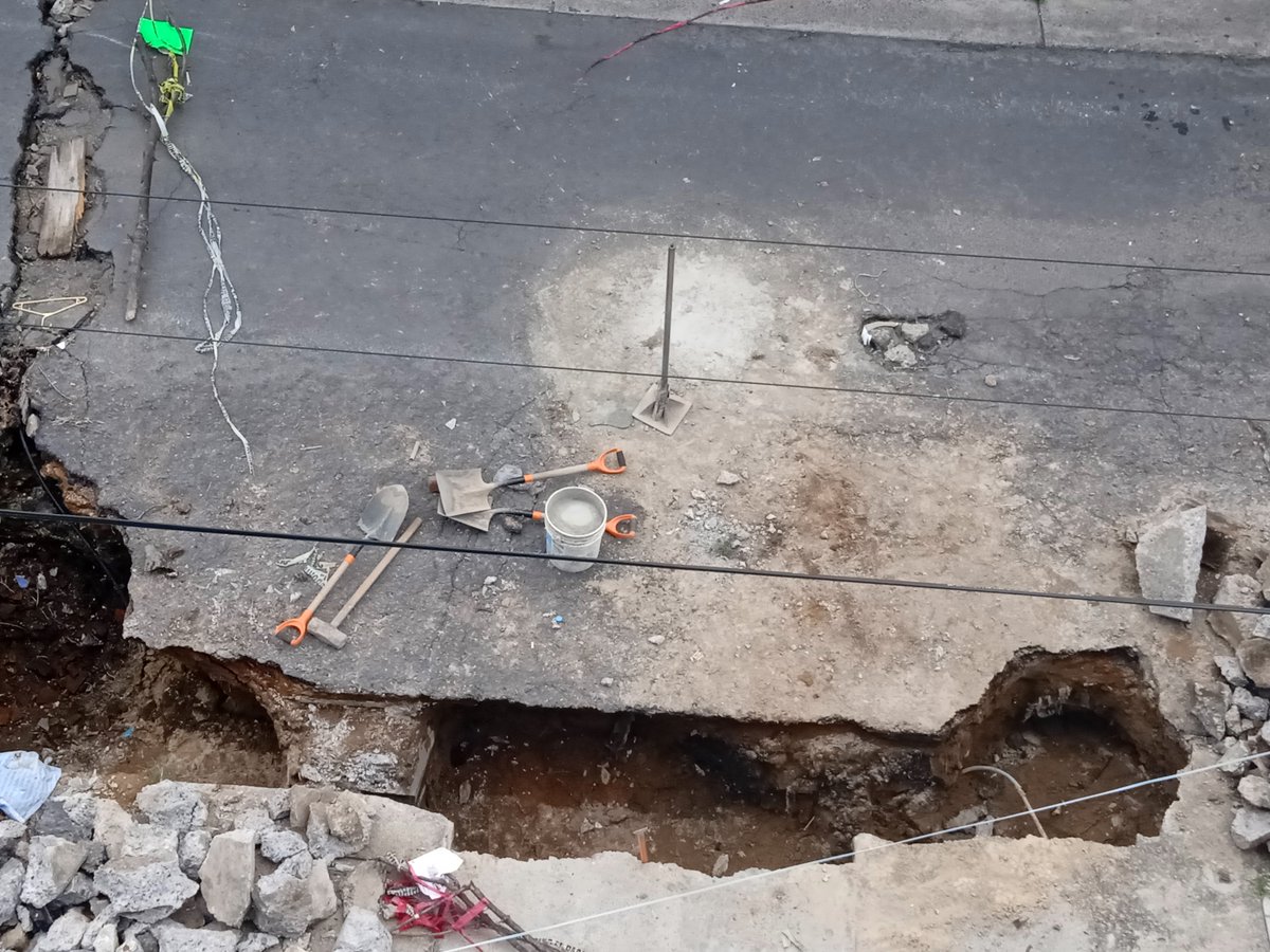 instiris1234's tweet photo. @siapagdl si ya pudieran pasar a tapar socavón que esta afuera de mi domicilio en rancho nuevo. pues tiene desde el 17 de julio por una reparación de fuga y me es necesario sacar mi carro pues está en todo lo que es mi domicilio. gracias. https://t.co/YWCupeCfqW