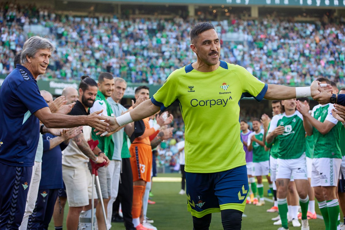chamorro4_rbg's tweet photo. ¡Un placer @C1audioBravo por estar 4 Temporadas en el @RealBetis https://t.co/tY8Iz4VXn4